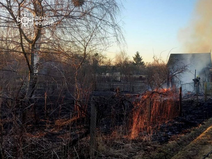 На Волині через підпал сухої трави чоловік отримав опіки