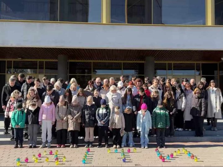 Три роки пам'яті: волинські театрали вшанували загиблих від російського удару по драмтеатру в Маріуполі