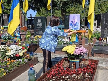 Впорядковують могили, садять квіти і замінюють прапори: родичі загиблих Героїв прибирають на кладовищі біля Луцька