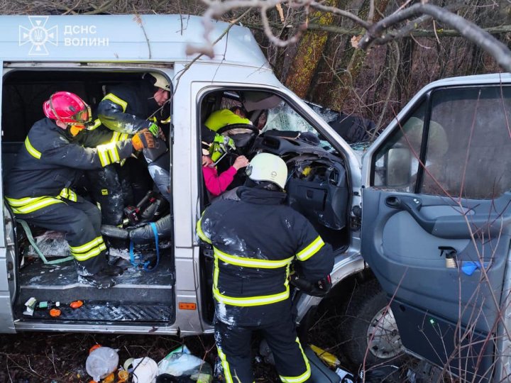 На Волині мікроавтобус злетів у кювет та врізався у дерево