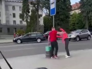 Поліція встановила водія, який у Луцьку надавав стусанів жінці