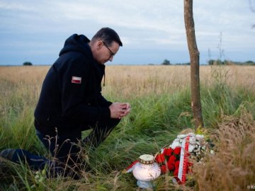 Встановив дерев’яний хрест і помолився перед ним: прем'єр Польщі приїхав на Волинь. ФОТО