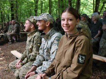 Представники ВНУ відвезли допомогу волинським бійцям на фронт