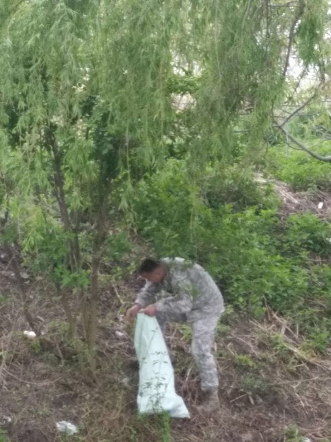 Вивезли причіп сміття: на Волині прибрали берег водосховища. ФОТО