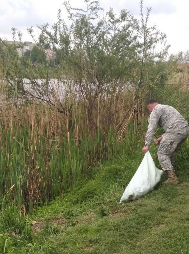 Вивезли причіп сміття: на Волині прибрали берег водосховища. ФОТО