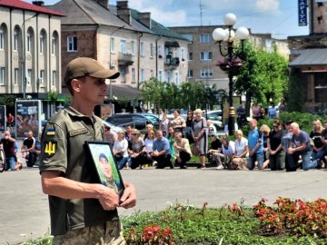 Встиг побувати вдома і обійняти рідних: на Волині попрощалися із Героєм Олександром Стольніцьким