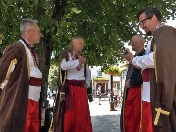 Двоє лучан та двоє переселенців об'єдналися в музичний гурт і збирають гроші на ЗСУ. ВІДЕО