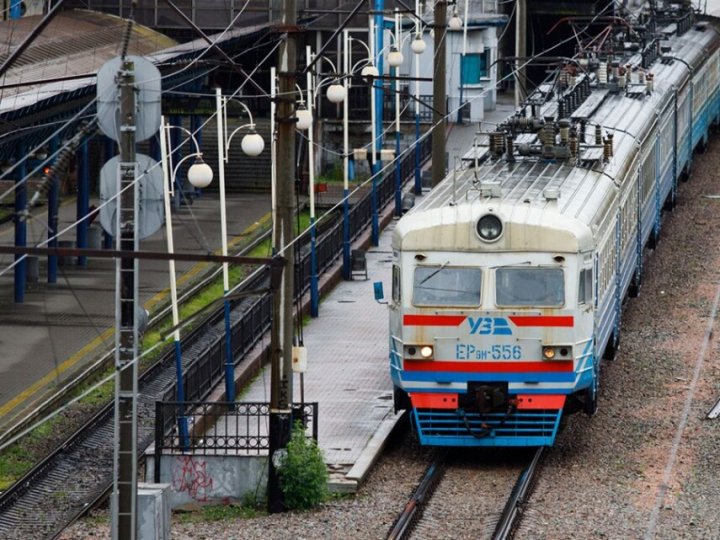 На Львівщині дерево впало на вагон приміського поїзда — є травмовані пасажири та залізничники