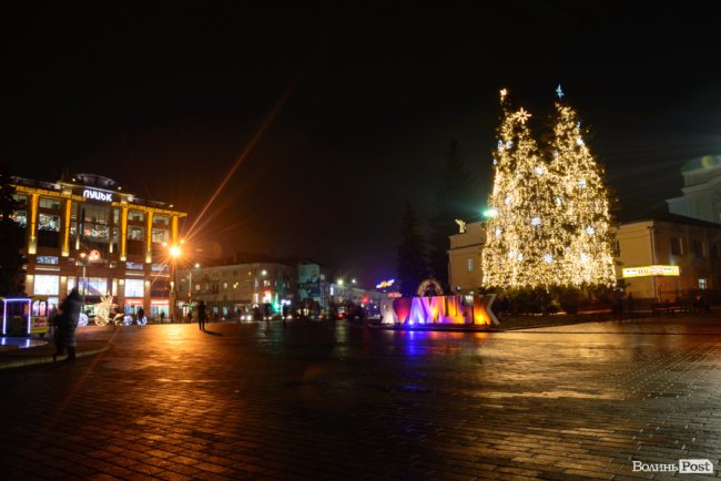 Мільйони святкових вогнів вечірнього Луцька. ФОТО