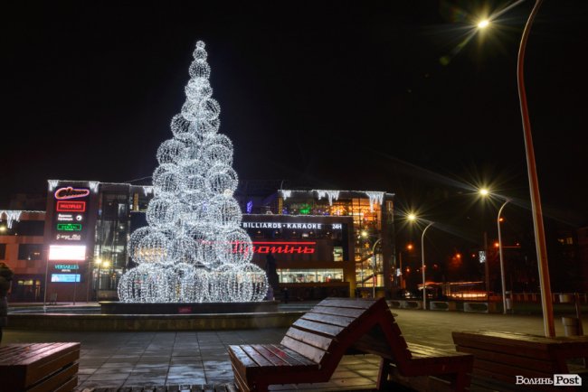 Мільйони святкових вогнів вечірнього Луцька. ФОТО