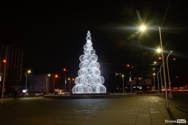 Мільйони святкових вогнів вечірнього Луцька. ФОТО