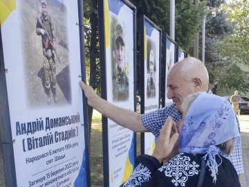 У містечку на Волині відкрили Стелу пам’яті Героїв