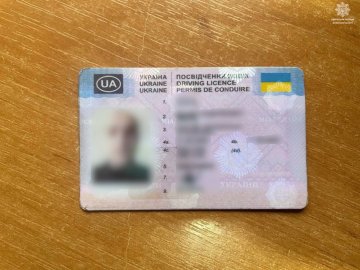 На Волині патрульні зловили чоловіка з фальшивими документами