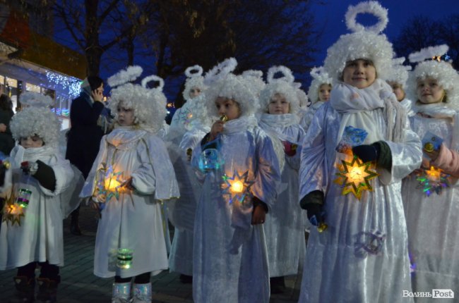 На головній пішохідній вулиці Луцька засяяла алея різдвяних янголів. ФОТО