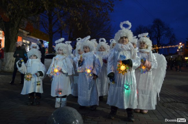 На головній пішохідній вулиці Луцька засяяла алея різдвяних янголів. ФОТО