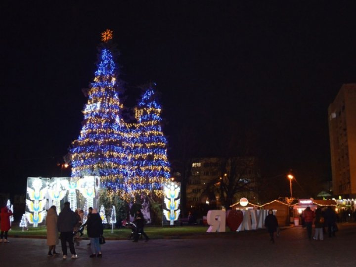 У центрі Луцька засвітилися ялинки