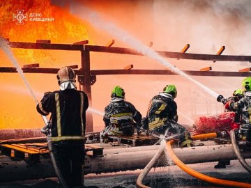 Понад 200 рятувальників вже півтори доби гасять пожежу після удару росії по Київщині