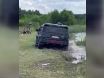 Мажор, який їздив позашляховиком по берегу озера Світязь, уже не вперше таке коїть