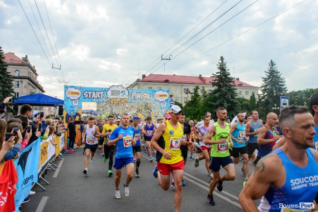 Учасники напівмарафону у Луцьку бігли за новими маршрутами. ФОТОРЕПОРТАЖ