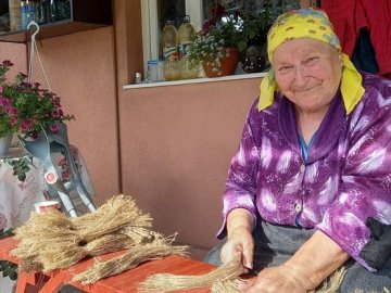 80-літня героїня коміксу з Волині допомагає снайперам із ЗСУ