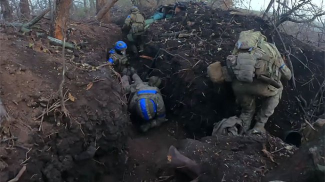 «Ми в оточенні! По нас стріляють танками», − Сенцов показав відео бою під Авдіївкою