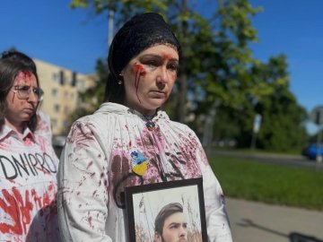 Сестра волинського Героя зустріла посла рф у закривавленій сукні і портретом убитого брата