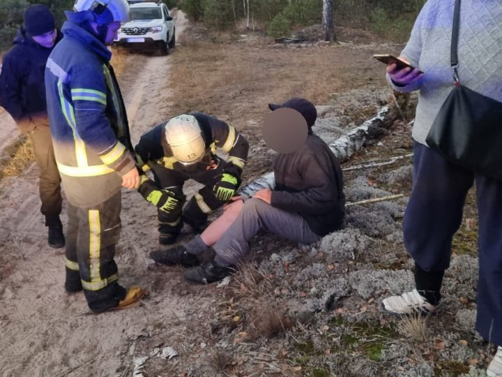 На Волині рятувальники допомогли грибнику, який зламав у лісі ногу. ФОТО