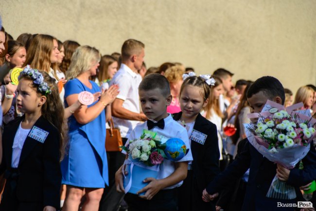 З нардепом і велетенським ведмедем, але без промов: перший дзвоник у луцькій школі №9. ФОТО