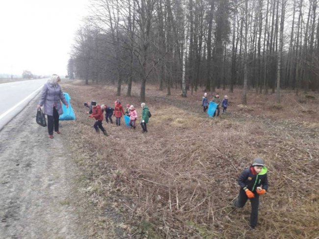 Учні волинської школи прибирали ліс від сміття. ФОТО