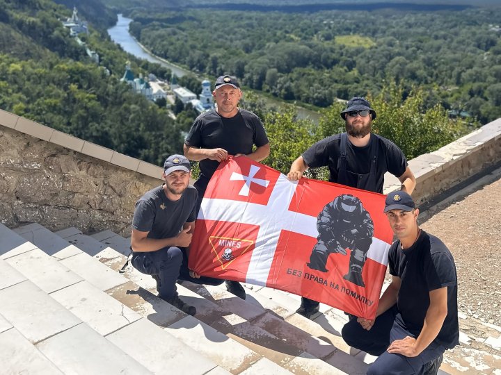 За їхніми плечима  - земля, яку  очищають від боєприпасів: унікальні фото від волинських саперів