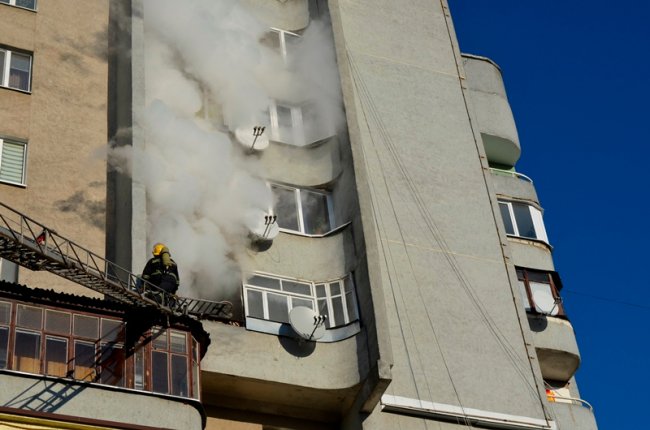 Пожежа на Соборності у Луцьку: врятували жінку, ще одну та двох дітей евакуювали. ВІДЕО. ОНОВЛЕНО