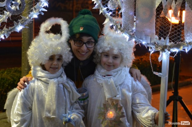 На головній пішохідній вулиці Луцька засяяла алея різдвяних янголів. ФОТО