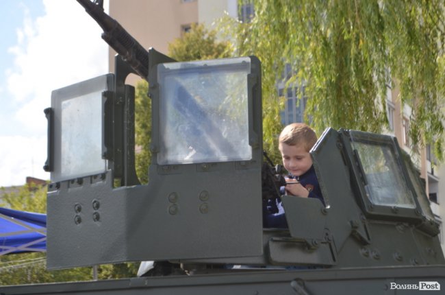 У центрі Луцька десантники показували свою техніку і американський Humvee. ФОТО