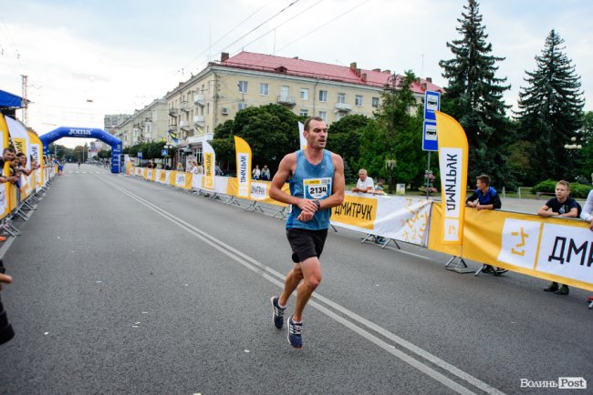 Учасники напівмарафону у Луцьку бігли за новими маршрутами. ФОТОРЕПОРТАЖ