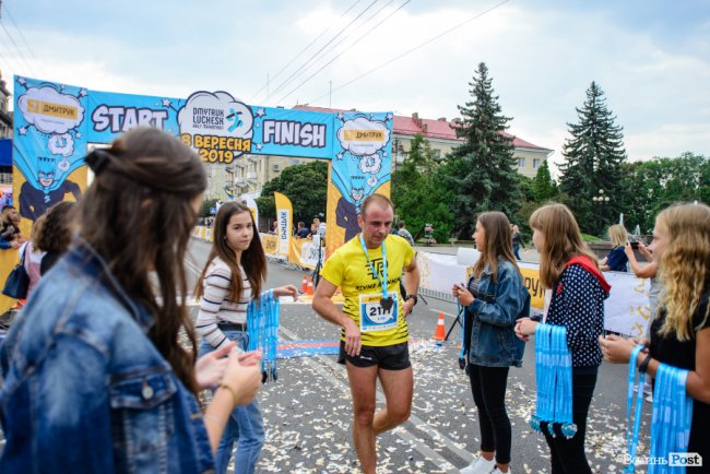 Учасники напівмарафону у Луцьку бігли за новими маршрутами. ФОТОРЕПОРТАЖ