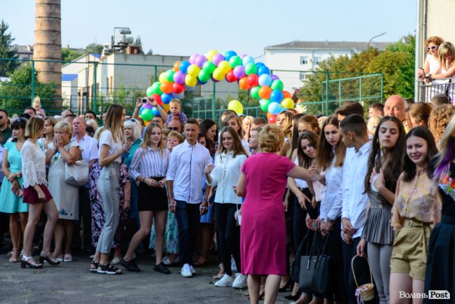 З нардепом і велетенським ведмедем, але без промов: перший дзвоник у луцькій школі №9. ФОТО