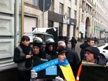 Євромайданівці прийшли до міліції з дзеркалами. ФОТО