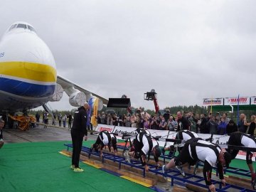 Українські силачі встановили світовий рекорд, протягнувши 285-тонний літак «Мрія»