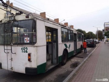 У Луцьку чоловік впав під тролейбус