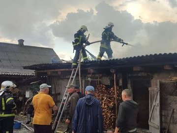 На Волині від удару блискавки загорівся хлів: загинули свині