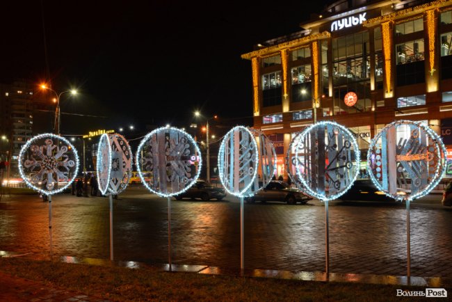 Мільйони святкових вогнів вечірнього Луцька. ФОТО