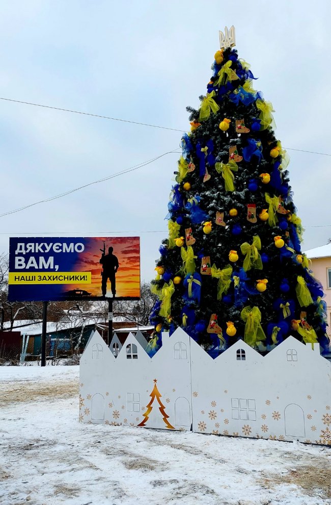 У громаді на Волині встановили патріотичну ялинку