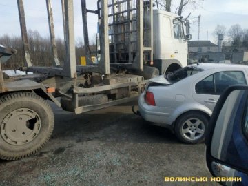 На Волині Volkswagen влетів у лісовоз: рух ускладнений. ФОТО