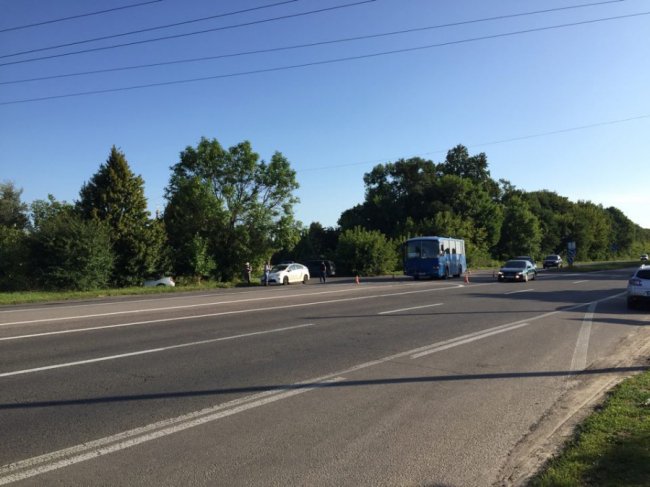 Під Луцьком через аварію легковик злетів у кювет. ФОТО