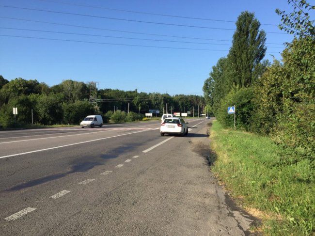 Під Луцьком через аварію легковик злетів у кювет. ФОТО