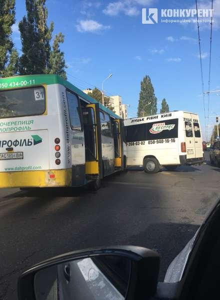 Зіткнулися міська маршрутка і «Луцьк Експрес»