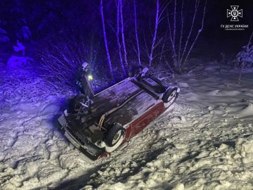 На Волині автівка з 2 людьми злетіла в кювет і перевернулася. ФОТО