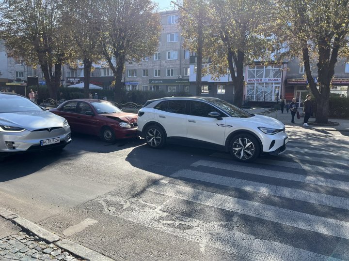 У Луцьку - аварія на проспекті Перемоги: зіткнулися дві автівки 