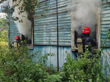 На Волині горів житловий будинок: врятували людину. ФОТО