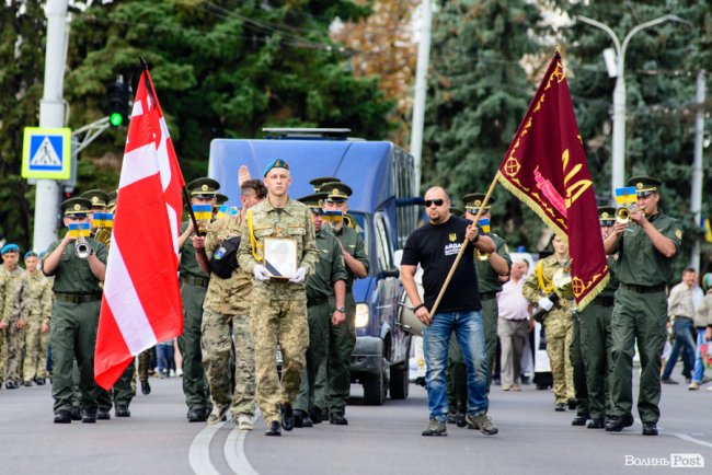 «Він був справжнім»: Луцьк попрощався із загиблим на Сході Олександром Білоусом. ФОТО